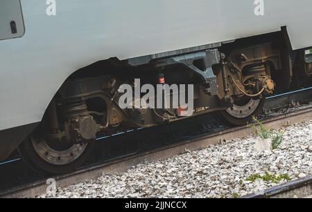 Räder eines Personenzugwagens aus der Nähe. Stockfoto