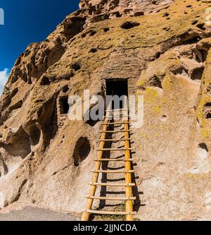 Leiter führt in die Überreste der antiken Puebloan Cave Behausungen, Bandeler National Monument, New Mexico, USA Stockfoto