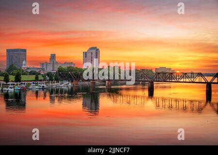 Augusta, Georgia, USA Skyline der Innenstadt am Savannah River bei Sonnenuntergang. Stockfoto