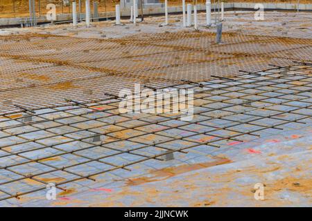 Auf der Baustelle werden Stahlstähle für die Betonfundamente hergestellt Stockfoto