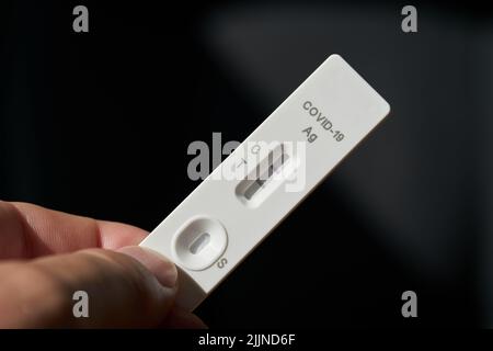 Eigenständiger Corona-Antigen-Schnelltest mit positivem Testergebnis Stockfoto