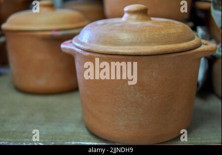 Nahaufnahme von Tontöpfen auf dem Tisch zum Verkauf in einem Markt an Touristen in Mendoza Argentinien. Keramiktöpfe zum Kochen. Selektiver Fokus Stockfoto