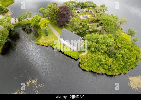 Luftdrohnenlandschaft der St. Finbarr Oratory Church, Gougane Barra, Cork West Ireland. Stockfoto