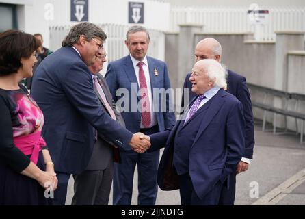 Michael D. Higgins (rechts), Präsident von Irland, trifft sich am dritten Tag des Galway Races Summer Festival 2022 auf der Galway Racecourse in der Grafschaft Galway, Irland, mit Mitgliedern des Galway Racing Committee. Bilddatum: Mittwoch, 27. Juli 2022. Stockfoto