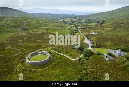 Drohnenansicht der zerstörten Staigue-Festung auf der Halbinsel Iveragh in der Grafschaft Kerry, Irland Stockfoto