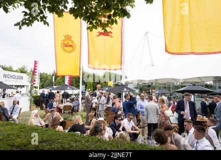 Allgemeine Ansichten der Rennfahrer am zweiten Tag des Qatar Goodwood Festival 2022 auf der Goodwood Racecourse, Chichester. Bilddatum: Dienstag, 26. Juli 2022. Stockfoto