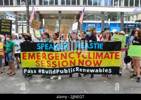 Demonstranten halten am 27. Juli 2022 Schilder und Banner vor dem Rathaus in New York City, die öffentliche erneuerbare Energien für die Klimagerechtigkeit fordern. Stockfoto