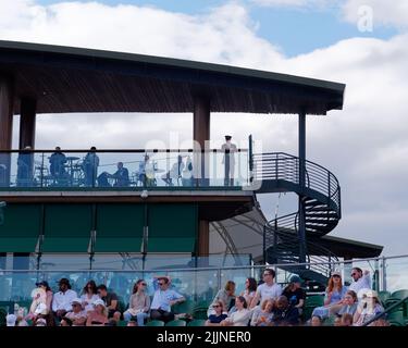 Wimbledon, Greater London, England, Juli 02 2022: Wimbledon Tennis Championship. Teil des Tribünenbereichs von Gericht drei. Stockfoto