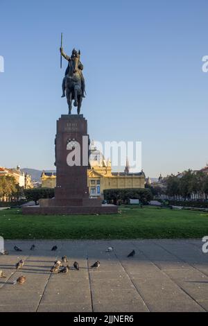 Eine vertikale Aufnahme der Statue des Königs (Kralj) Tomislav auf einem Pferd auf dem Platz des Königs Tomislav in Zagreb, Kroatien Stockfoto