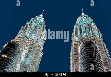 Die beleuchteten Petronas Twin Towers bei Nacht in Kuala Lumpur, Malaysia Stockfoto