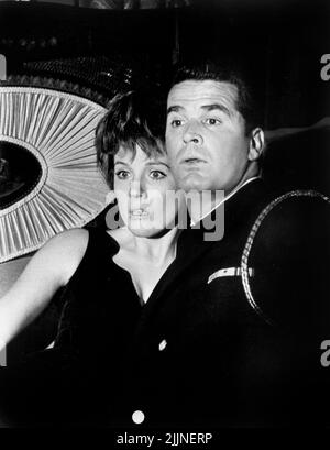 Julie Andrews, James Garner, am Set von The Film, 'The Americanization of Emily', MGM, 1964 Stockfoto