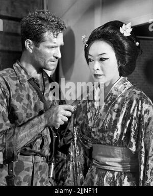 Hugh O'Brien, Tisa Chang, am Set des Films, 'Ambush Bay', United Artists, 1966 Stockfoto