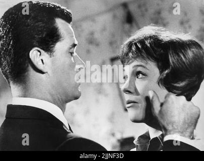 James Garner, Julie Andrews, am Set des Films „The Americanization of Emily“, MGM, 1964 Stockfoto