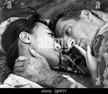 TiSA Chang, Hugh O'Brien, Dreharbeiten zum Film, 'Ambush Bay', United Artists, 1966 Stockfoto