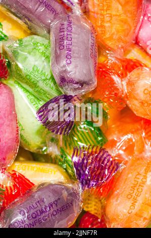 Menge Menge viele verschiedene eingewickelte Retro gekochte Süßigkeiten Sherbet Früchte Stockfoto
