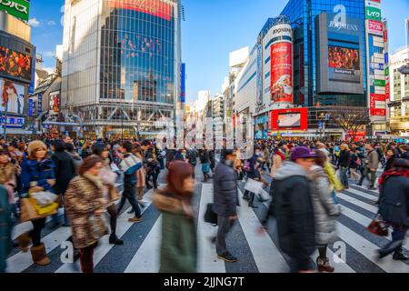 Dezember 24, 2012 - Tokio, Japan: Fußgänger Shibuya Crossing, einer der belebtesten Fussgängerstreifen in der Welt. Stockfoto