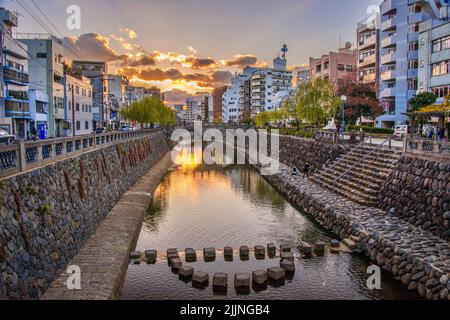 Megane 'Spectacles' Bridge in Nagasaki, Japan in der Abenddämmerung. Stockfoto