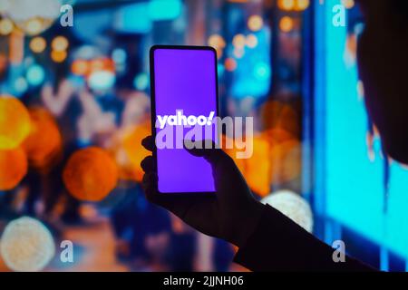 In dieser Abbildung wird die Yahoo! Das Logo wird auf einem Smartphone-Bildschirm angezeigt. Stockfoto