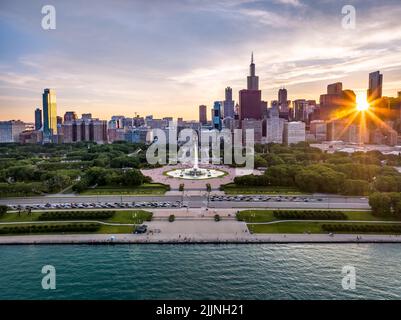 Luftaufnahme des Buckingham-Brunnens und der Stadtlandschaft bei Sonnenuntergang, Chicago, Illinois, USA Stockfoto