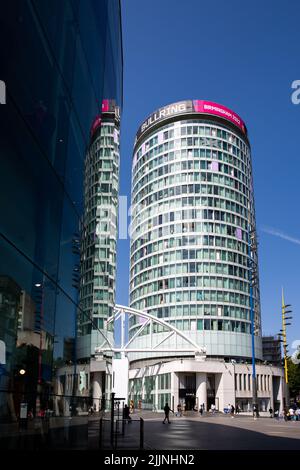 Blick auf das Wahrzeichen des Rotunda-Gebäudes im Bullring-Viertel im Stadtzentrum von Birmingham mit dem Schild Commonwealth Games 2022 Stockfoto