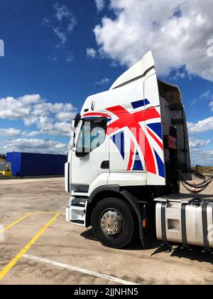 Ein LKW- oder LKW-Fahrerhaus eines britischen Speditionsunternehmens mit einer patriotischen Union-Jack-Flagge auf dem Profil Stockfoto