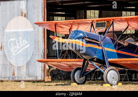 Ein Doppeldecker, der aus dem Hangar im ländlichen Kingsbury, Texas, stockt Stockfoto