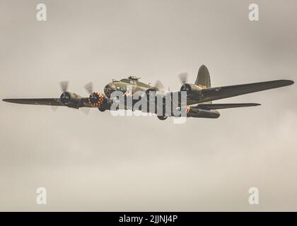 Eine szenische Aufnahme der Boeing B-17 Flying Fortress in der Luft Stockfoto