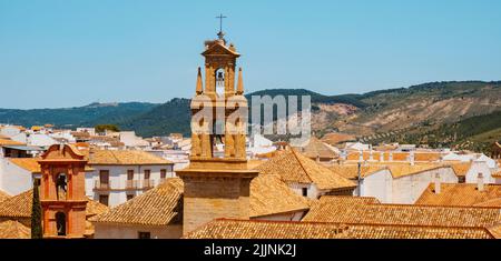 Ein Blick auf die Dächer der Altstadt von Antequera, in der Provinz Malaga, Spanien, der den Glockenturm der Kirche San Zoilo in einem sonnigen Spri hervorhebt Stockfoto