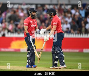Moeen Ali von England feiert seine sechs mit Jonny Bairstow von England Stockfoto