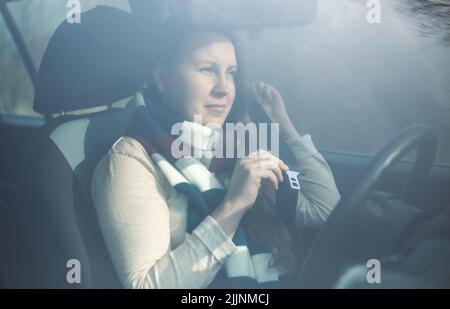 Fahrer Frau Befestigung Sicherheitsgurt im Auto, Sicherheitskonzept Stockfoto