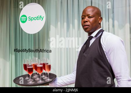 Ein Johannesburg, Südafrika - 13. März 2018: Kellner hält Tablett mit Begrüßungsgetränken bei der Spotify-Veranstaltung Stockfoto