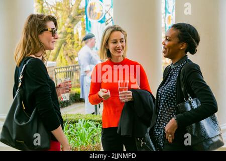 Eine Reihe von weiblichen VIP-Gästen, die sich bei einem gesellschaftlichen Event im Freien in Johannesburg, Südafrika, treffen Stockfoto