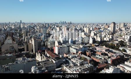 Luftaufnahme mit einer Drohne einer Stadt, wo wir ihre Gebäude und den blauen Himmel im Hintergrund am Horizont sehen Stockfoto