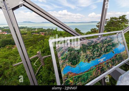 Karte des Plattensees auf Gombkilato (Kugelbeobachtungspunkt) auf Vardomb, Abenteuerpark, Balatonboglar, Balaton, Ungarn Stockfoto