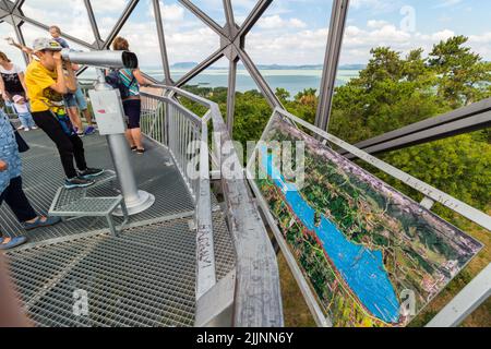 Kind schaut im Teleskop auf Gombkilato (Kugelbeobachtungspunkt) auf Vardomb, Adventure Park, Balatonboglar, Balaton, Ungarn Stockfoto