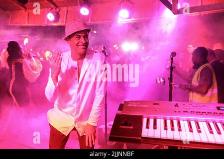 Der ehemalige französische Profi-Tennisspieler und Sänger Yannick Noah tritt am 26. Juli 2022 bei einem Besuch des französischen Präsidenten Emmanuel Macron (Off Frame) im Le Village Noah in Yaounde, Kamerun, auf. Foto von Stephane Lemouton /Pool/ABACAPRESS.COM Stockfoto