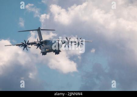 Nahaufnahme eines Flugzeugs am Himmel Stockfoto