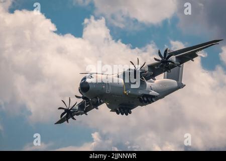 Nahaufnahme eines Flugzeugs am Himmel Stockfoto