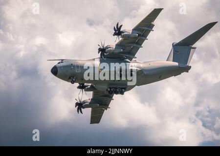 Nahaufnahme eines Flugzeugs am Himmel Stockfoto