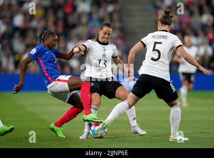 Die französische Kadidiatou Diani (links) im Einsatz mit der deutschen Sara Dabritz (Mitte) und Marina Hegering während des UEFA Women's Euro 2022 Halbfinalspiel im Stadium MK, Milton Keynes. Bilddatum: Mittwoch, 27. Juli 2022. Stockfoto