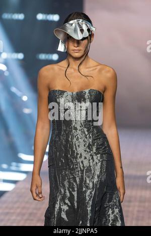 Rom, Italien. 14.. Juli 2022. Modellspaziergänge auf dem Laufsteg während der Frühjahr/Sommer 2023-Modenschau Antonio Martino Couture im Rahmen der AltaRoma - Rome Fashion Week. (Bild: © Stefano Costantino/SOPA Images via ZUMA Press Wire) Stockfoto