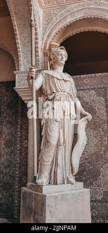 Eine vertikale Aufnahme einer alten Statue Stockfoto