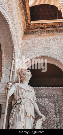 Eine vertikale Aufnahme einer alten Statue Stockfoto