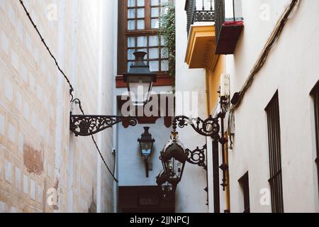 Eine schmale Straße mit Glühbirnen an den Wänden Stockfoto