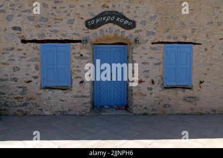 Micro Café, mit geschlossenen Fensterläden. Livadia, Tilos, Mai 2022. Stockfoto