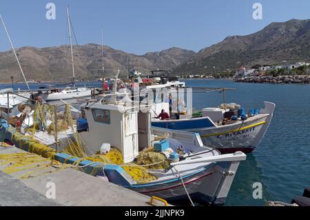 Traditionelle Fischerboote und Yachten, Livadia Hafen und Boote. Tilos, Griechenland Stockfoto