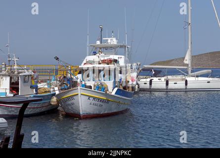 Griechische Fischerboote, Hafen von Livadia, Tilos, Mai 2022. Stockfoto