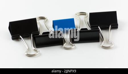 Nahaufnahme von Metallbinderpapierclips auf weißem Hintergrund Stockfoto