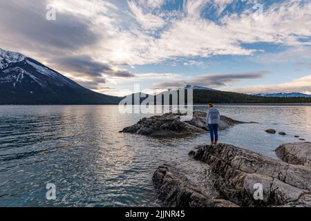 Eine wunderschöne Aussicht auf einen Wanderer in der Nähe von Two Jack Lake in Banff, Kanada Stockfoto