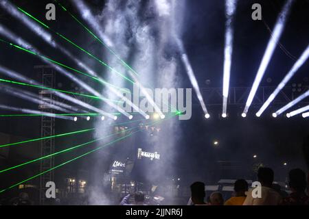 Eine Nahaufnahme von Menschen, die auf einer Laser Light Show in Pune tanzen Stockfoto